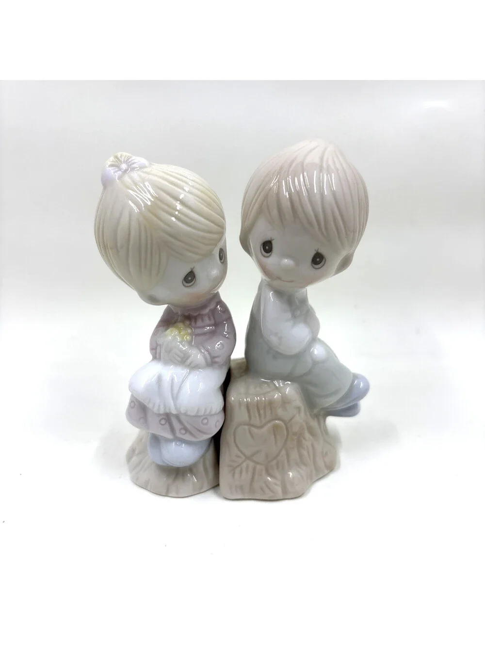 Vintage Precious Moments Salt & Pepper Shakers Boy Girl Tree Stump Heart 1993